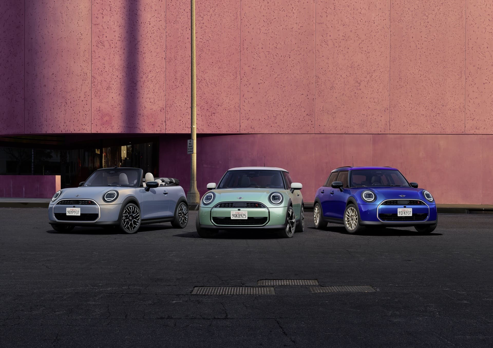 MINI Cooper 3 Portas, MINI Cooper 5 Portas e MINI Cooper Cabrio estacionados.